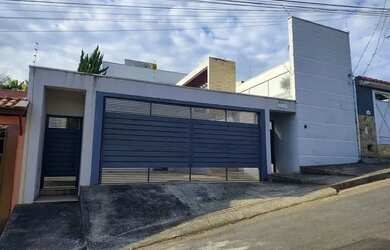 Imagem: A casa possui 3 Dormitórios, 4 Banheiros, 3 Vagas na garagem