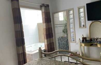 Imagem: A casa possui 3 Dormitórios, 4 Banheiros, 5 Vagas na garagem