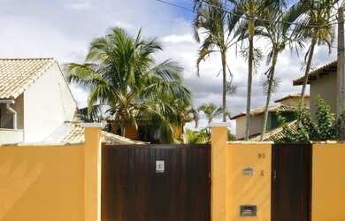 Imagem: A casa possui 3 Dormitórios, 2 Banheiros, 2 Vagas na garagem