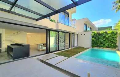 Imagem: A casa em condomínio possui 4 Dormitórios, 5 Banheiros, 2