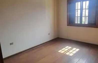 Imagem: A casa possui 4 Dormitórios, 4 Banheiros e 4 Vagas na garagem