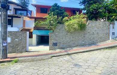 Imagem: A casa possui 5 Dormitórios, 4 Banheiros, 3 Vagas na garagem