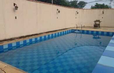 Imagem: A casa possui 1 Dormitório, 1 Banheiro, 1 Vaga na garagem