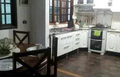 Imagem: A casa possui 4 Dormitórios, 3 Banheiros, 4 Vagas na garagem