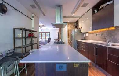 Imagem: A casa em condomínio possui 4 Dormitórios, 1 Banheiro, 2 Vagas