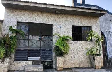 Imagem: A casa possui 2 Dormitórios, 1 Banheiro e está localizado