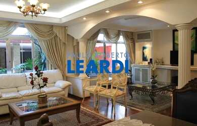 Imagem: A casa possui 5 Dormitórios, 5 Banheiros, 5 Vagas na garagem