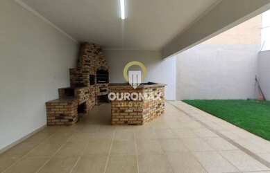 Imagem: A casa possui 3 Dormitórios, 3 Banheiros, 2 Vagas na garagem