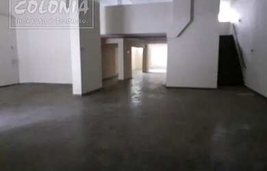 Imagem: O depósito possui 3 Vagas na garagem, 490m² de Área e está