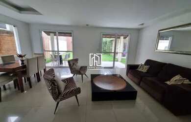 Imagem: A casa em condomínio para alugar possui 4 Dormitórios, 5 Banheiros