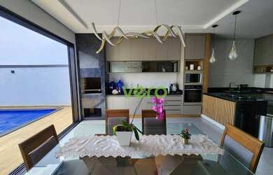 Imagem: A casa em condomínio possui 3 Dormitórios, 4 Banheiros, 4