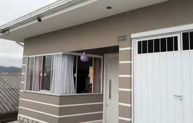 Imagem: A casa possui 3 Dormitórios, 2 Banheiros, 1 Vaga na garagem