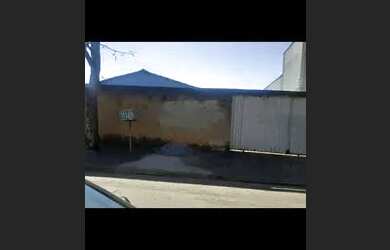 Imagem: A casa possui 2 Dormitórios, 1 Banheiro, 2 Vagas na garagem