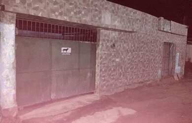 Imagem: A casa possui 3 Dormitórios, 2 Banheiros e está localizado