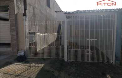 Imagem: A casa possui 1 Dormitório, 1 Banheiro, 1 Vaga na garagem