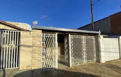 Imagem: A casa possui 2 Dormitórios, 1 Banheiro, 2 Vagas na garagem