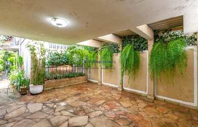 Imagem: A casa possui 4 Dormitórios, 4 Banheiros, 2 Vagas na garagem