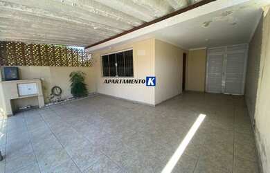 Imagem: A casa possui 3 Dormitórios, 2 Banheiros, 2 Vagas na garagem