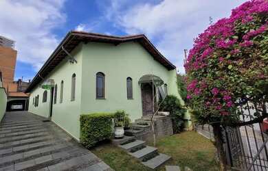 Imagem: A casa possui 3 Dormitórios, 1 Banheiro, 1 Vaga na garagem