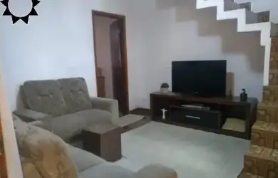 Imagem: A casa possui 2 Dormitórios, 2 Banheiros, 2 Vagas na garagem