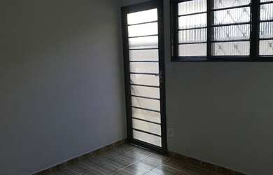 Imagem: A casa possui 1 Dormitório, 1 Banheiro, 60m² de Área e está