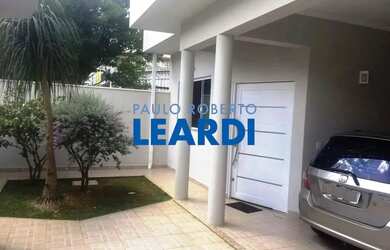 Imagem: A casa possui 3 Dormitórios, 3 Banheiros, 4 Vagas na garagem