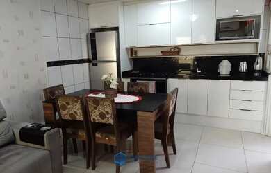 Imagem: A casa possui 3 Dormitórios, 1 Banheiro, 1 Vaga na garagem