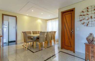 Imagem: A casa possui 4 Dormitórios, 4 Banheiros, 5 Vagas na garagem