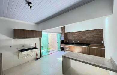 Imagem: A casa possui 3 Dormitórios, 3 Banheiros, 4 Vagas na garagem