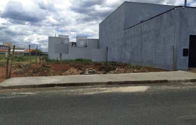 Imagem: O terreno à venda possui e está localizado em Jardim Ipanema