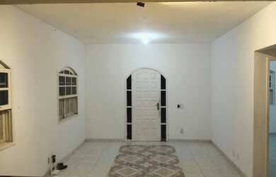 Imagem: A casa possui 2 Dormitórios, 2 Banheiros, 5 Vagas na garagem