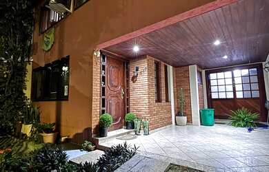 Imagem: A casa possui 4 Dormitórios, 3 Banheiros e está localizado