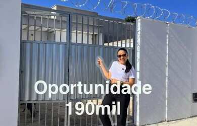 Imagem: A casa possui 2 Dormitórios, 1 Banheiro, 1 Vaga na garagem