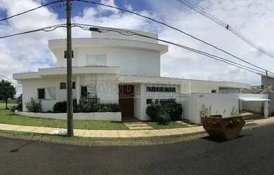 Imagem: A casa em condomínio possui 4 Dormitórios, 4 Banheiros, 3