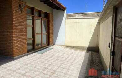 Imagem: A casa possui 3 Dormitórios, 3 Banheiros, 5 Vagas na garagem