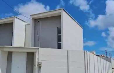 Imagem: A casa possui 3 Dormitórios, 2 Banheiros, 2 Vagas na garagem