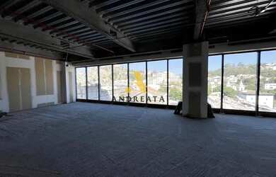 Imagem: O depósito possui 5 Vagas na garagem, 497m² de Área e está