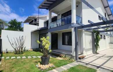 Imagem: A casa possui 4 Dormitórios, 5 Banheiros, 5 Vagas na garagem