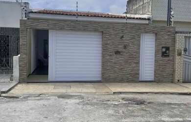 Imagem: A casa possui 3 Dormitórios, 2 Banheiros, 2 Vagas na garagem