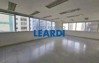 Imagem: O depósito possui 3 Vagas na garagem, 205m² de Área e está