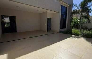 Imagem: A casa possui 3 Dormitórios, 2 Banheiros, 4 Vagas na garagem