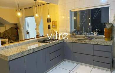 Imagem: A casa possui 3 Dormitórios, 3 Banheiros, 2 Vagas na garagem