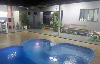 Imagem: A casa possui 2 Dormitórios, 3 Banheiros, 2 Vagas na garagem