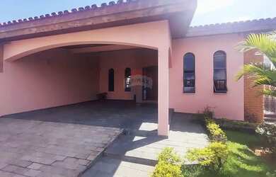 Imagem: A casa possui 4 Dormitórios, 4 Banheiros, 4 Vagas na garagem