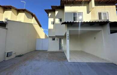 Imagem: A casa em condomínio possui 3 Dormitórios, 1 Banheiro, 2 Vagas