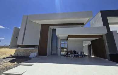 Imagem: A casa em condomínio possui 4 Dormitórios, 5 Banheiros, 2