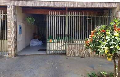 Imagem: A casa possui 3 Dormitórios, 1 Banheiro, 1 Vaga na garagem