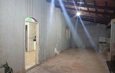 Imagem: A casa possui 2 Dormitórios, 1 Banheiro, 1 Vaga na garagem