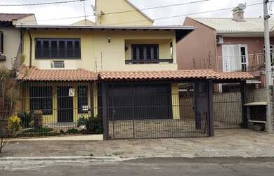 Imagem: A casa possui 2 Dormitórios, 2 Banheiros, 2 Vagas na garagem
