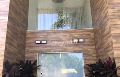 Imagem: A casa em condomínio possui 4 Dormitórios, 5 Banheiros, 4